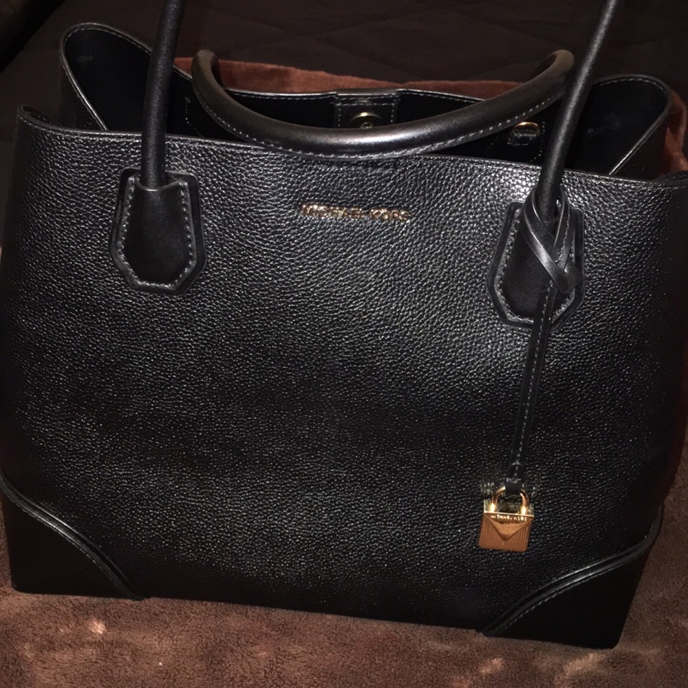 🔥Sale🔥 Beautiful Black Large MK Mercer Center tote..used once..like new